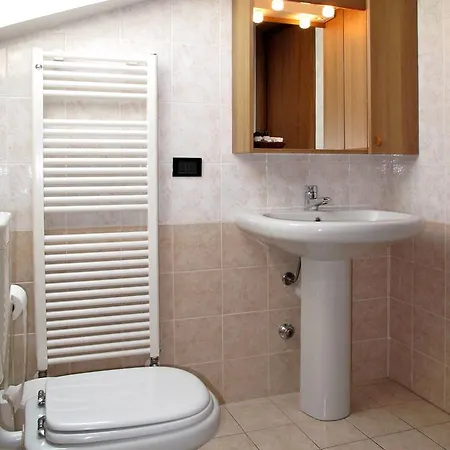 Res. Vigna Del Lago 125s * دونغو